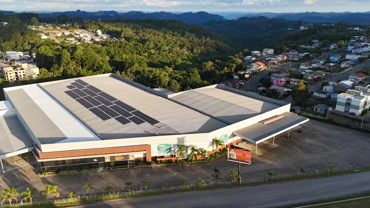Vista aérea do Shopping 585: o prédio inteiro, com a serra ao fundo, na ERS-122, em Farroupilha
